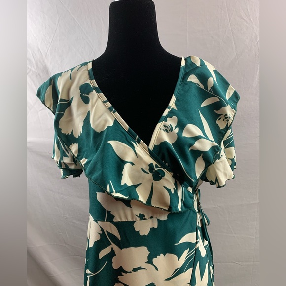 Boho Green Floral Print Butterfly Sleeve Wrap Hem Dress - Picture 7 of 9